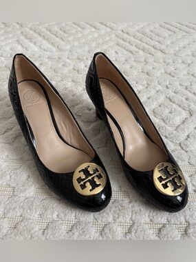 Tory Burch Caroline Black Patent Croc Embossed Wedge Pumps Gold Logo Size 7.5